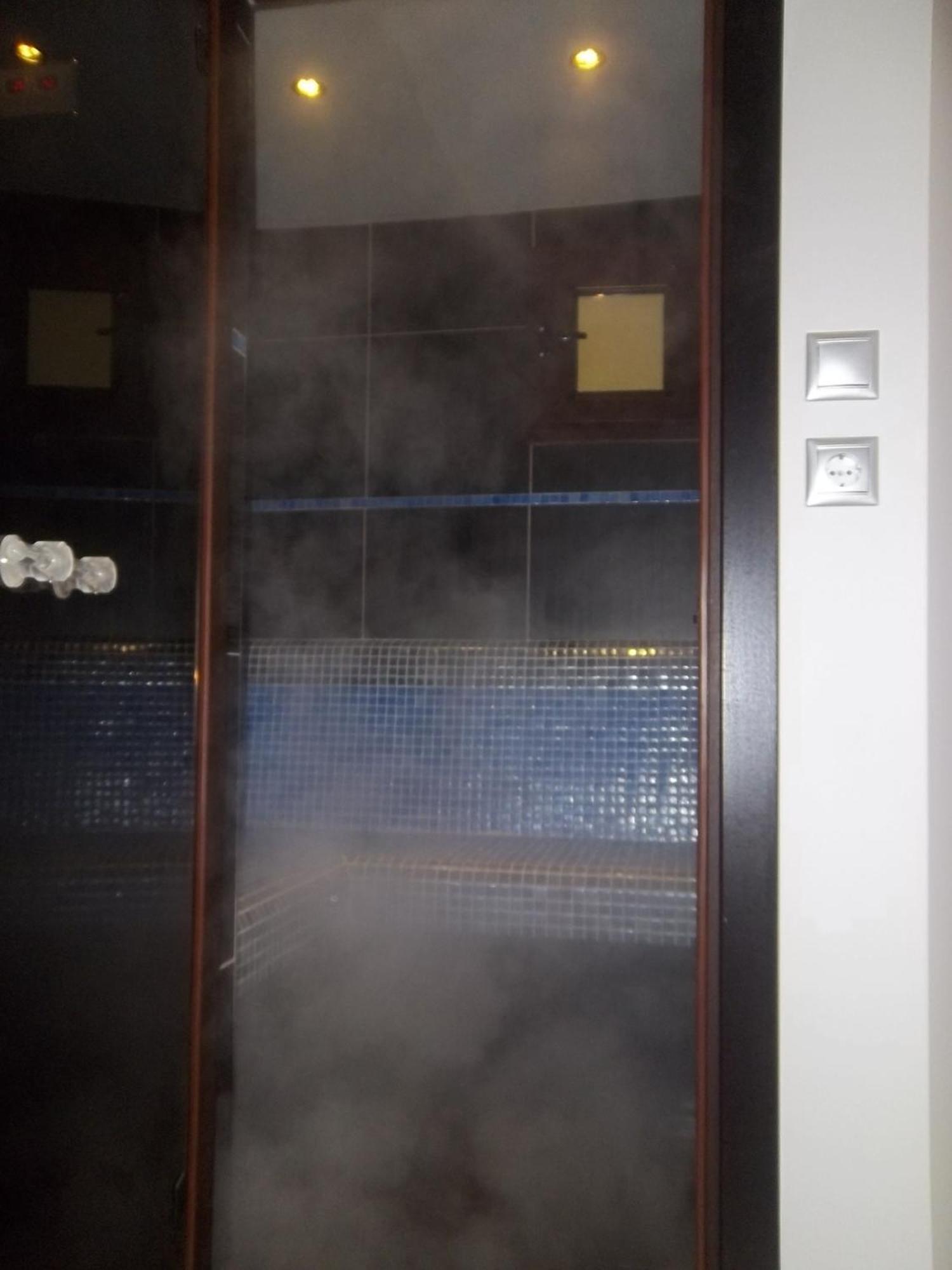 诺斯托斯酒店 Káto Loutrákion 外观 照片